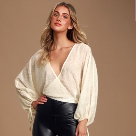 Lulu’s Balloon Sleeve Surplice Top - Picture 4 of 5